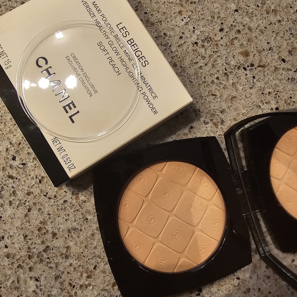 Chanel les beiges oversized health glow highlighting powder